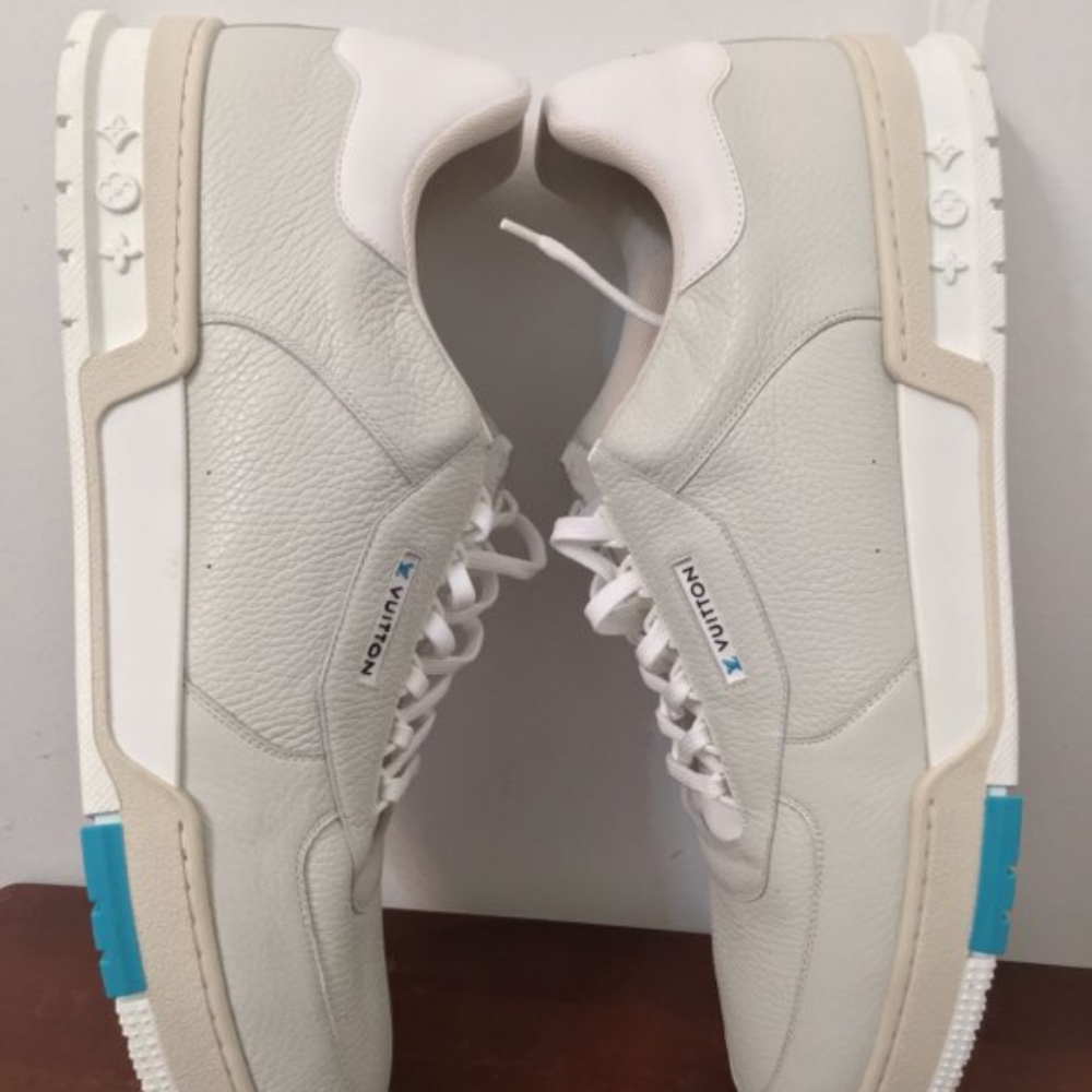 LOUIS VUITTON PARIS AUTHENTIC SNEAKER with the series number VL0230 15. - Picture 2 of 10